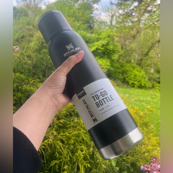 Stanley Adventure To Go Bottle 1.4 quart (45 oz) in Charcoal NWT - Picture 3 of 7